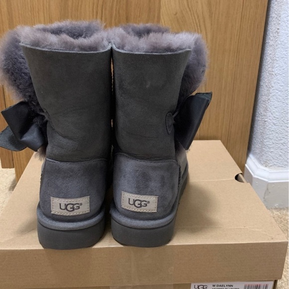 Ugg Boots Daelynn Size 7 Like New (Gray) - Picture 4 of 8